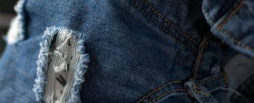Как сделать джинсы потертыми самостоятельно?